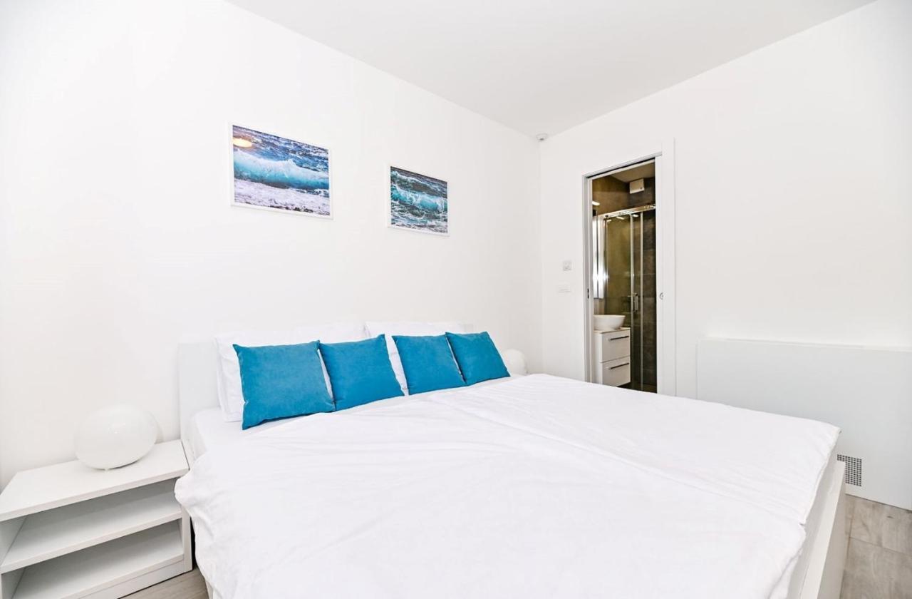 Apartment Flori With Sea View Malinska Exterior photo